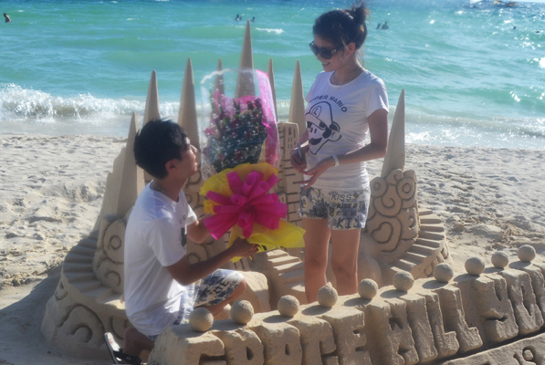 A romantic wedding proposal by the beach!